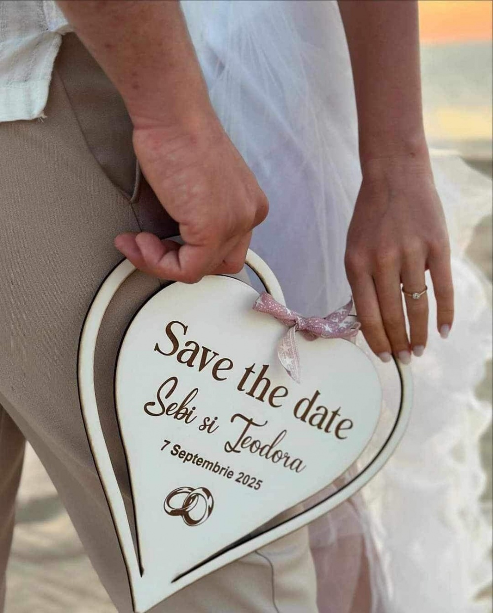 "Placă din lemn personalizată "Save the Date" - Model Inima